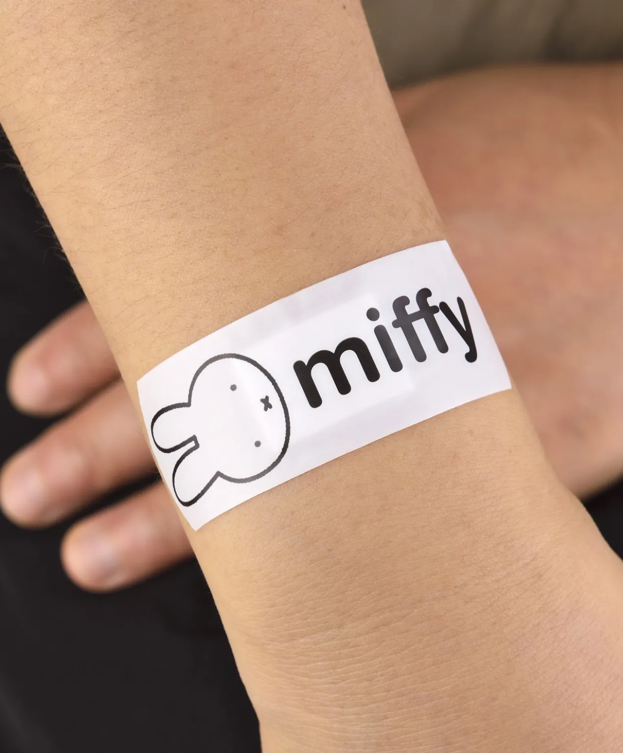 Caixa de Metal com Pensos Miffy