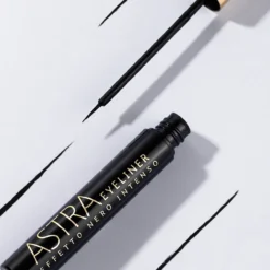 Eyeliner Efeito Preto Intenso