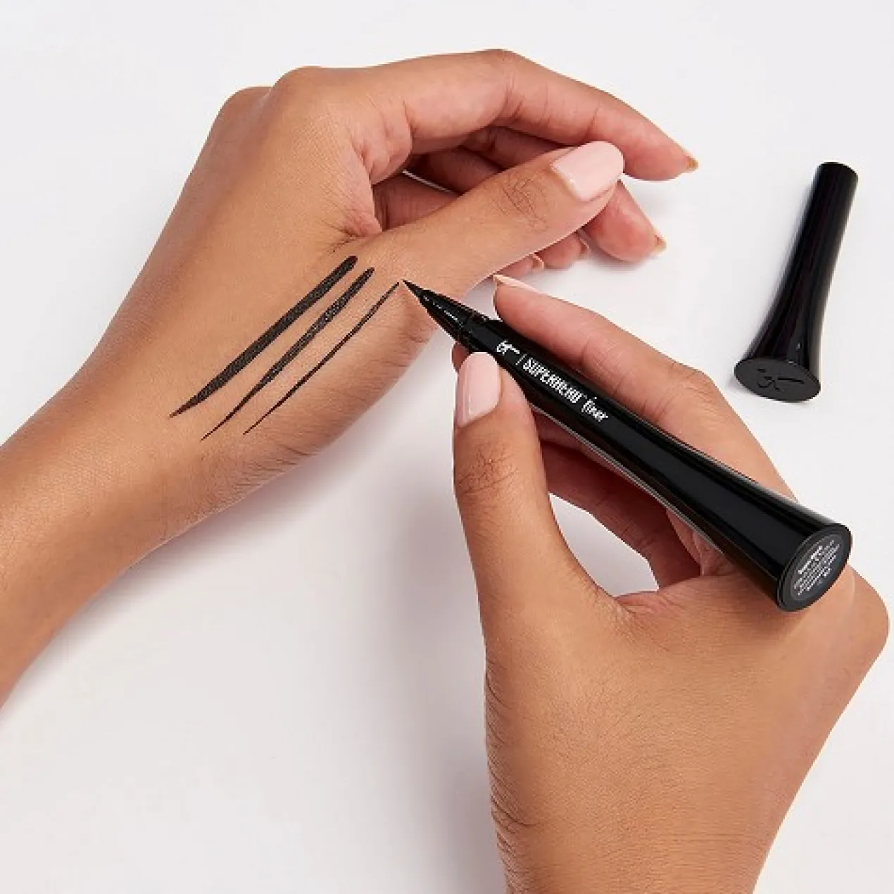 Superhero Liner Eyeliner Líquido